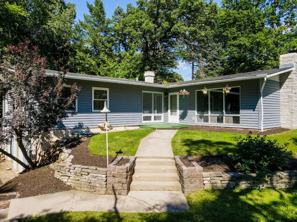 621 Hawthorne Court , Carpentersville, IL 60110