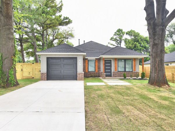217 W 40th Place, Sand Springs, OK 74063