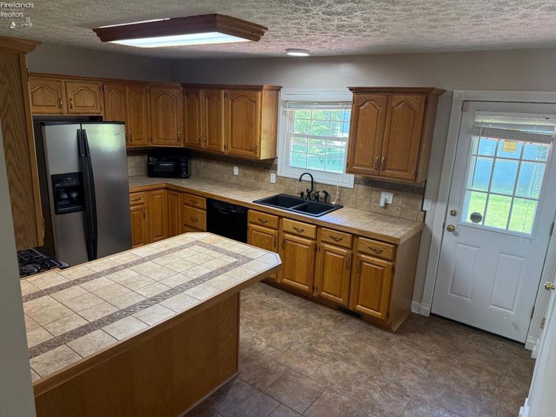 5028 Oakview Drive, Vermilion, OH 44089 Photo 6
