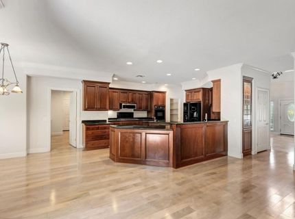 5 Latham Ln, Sacramento, CA 95864 Photo