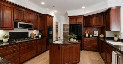 5 Latham Ln, Sacramento, CA 95864 Photo