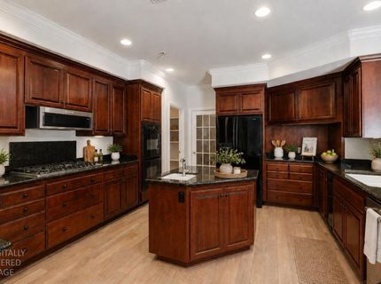 5 Latham Ln, Sacramento, CA 95864 Photo