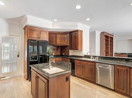 5 Latham Ln, Sacramento, CA 95864 Photo