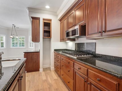 5 Latham Ln, Sacramento, CA 95864 Photo