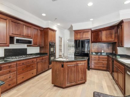 5 Latham Ln, Sacramento, CA 95864 Photo
