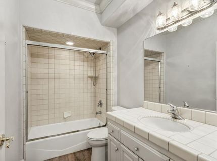 5 Latham Ln, Sacramento, CA 95864 Photo
