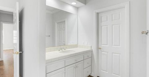 5 Latham Ln, Sacramento, CA 95864 Photo