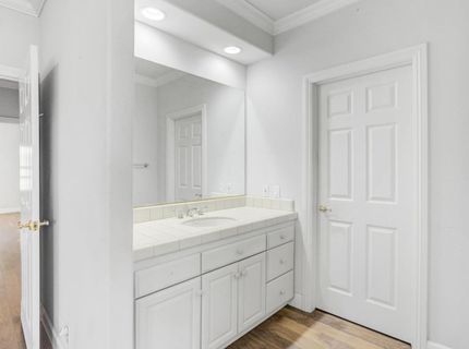 5 Latham Ln, Sacramento, CA 95864 Photo