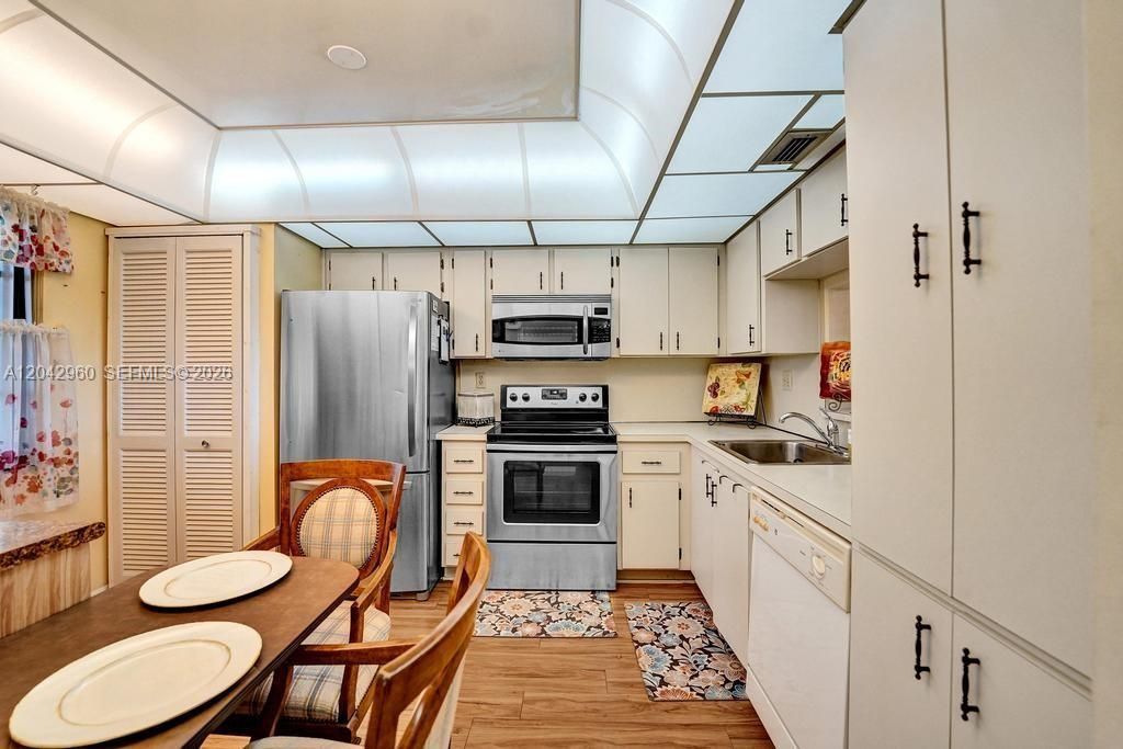 1000 Colony Point Cir, Unit 422, Pembroke Pines, FL 33026 Photo
