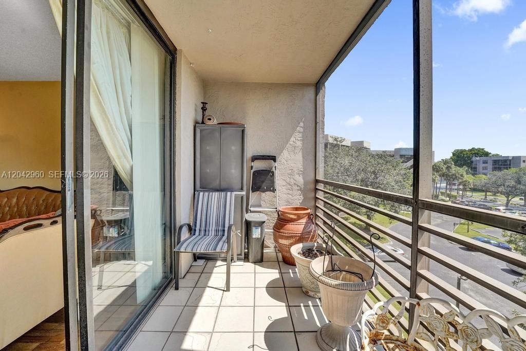 1000 Colony Point Cir, Unit 422, Pembroke Pines, FL 33026 Photo