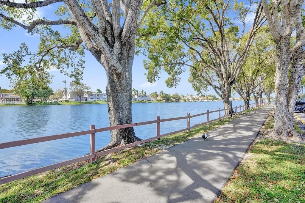 1000 Colony Point Cir, Unit 422, Pembroke Pines, FL 33026 Photo