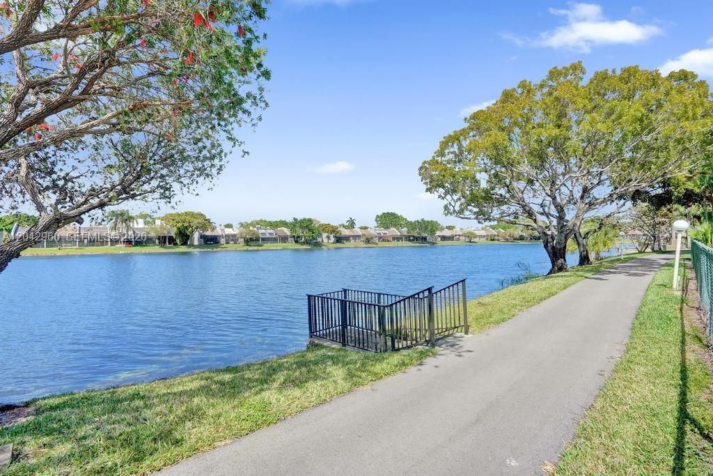 1000 Colony Point Cir, Unit 422, Pembroke Pines, FL 33026 Photo