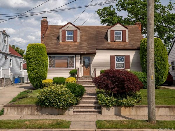 9 Satterie Avenue , Valley Stream, NY 11580