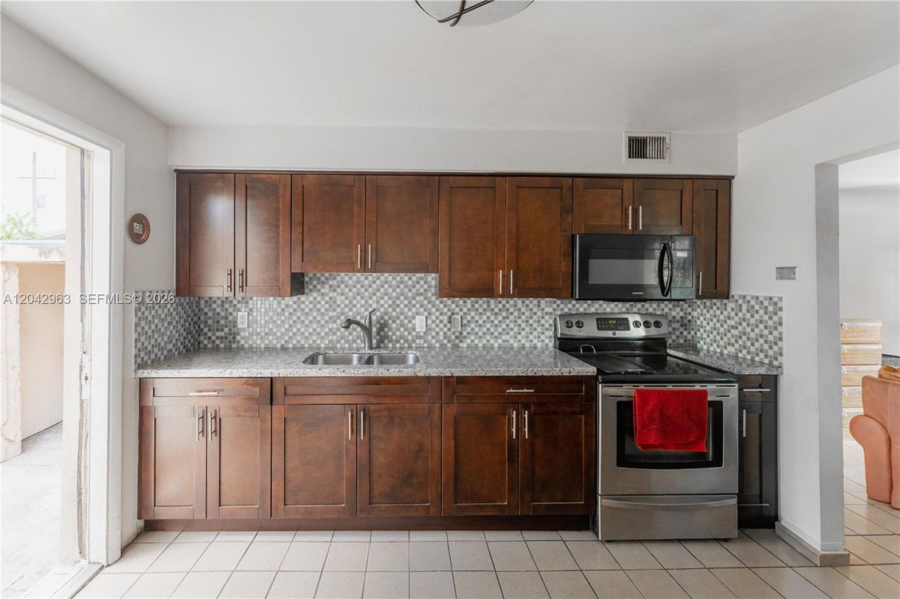 9265 SW 38th St , Miami, FL 33165 Photo