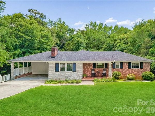 1135 Blueberry Lane , Charlotte, NC 28226