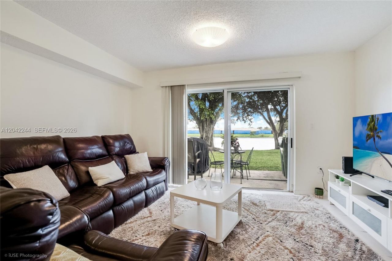 221 Riviera Cir , Weston, FL 33326 Photo