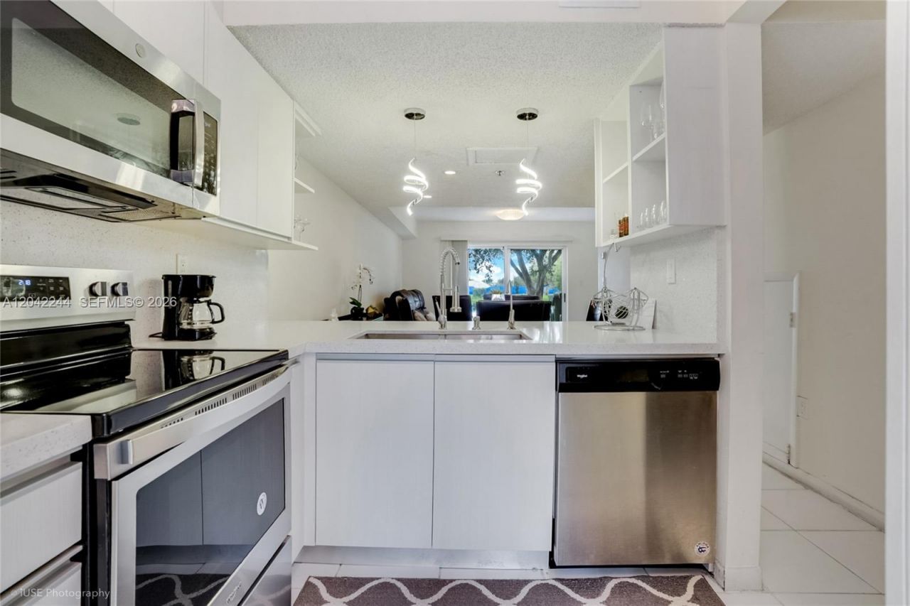 221 Riviera Cir , Weston, FL 33326 Photo