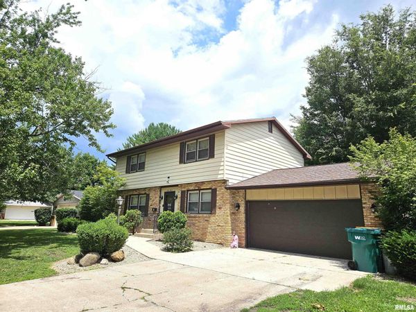 1047 WOODBINE Circle East, Galesburg, IL 61401