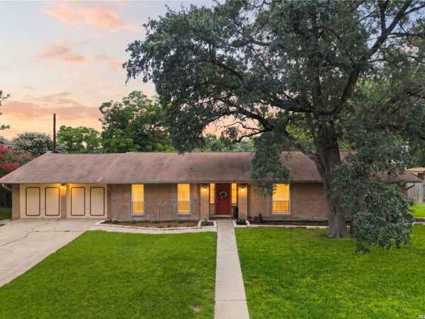 421 Windcrest Dr., Windcrest, TX 78239