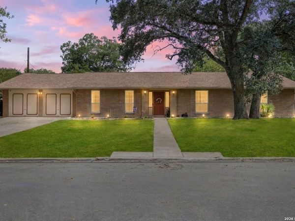 421 Windcrest Dr., Windcrest, TX 78239