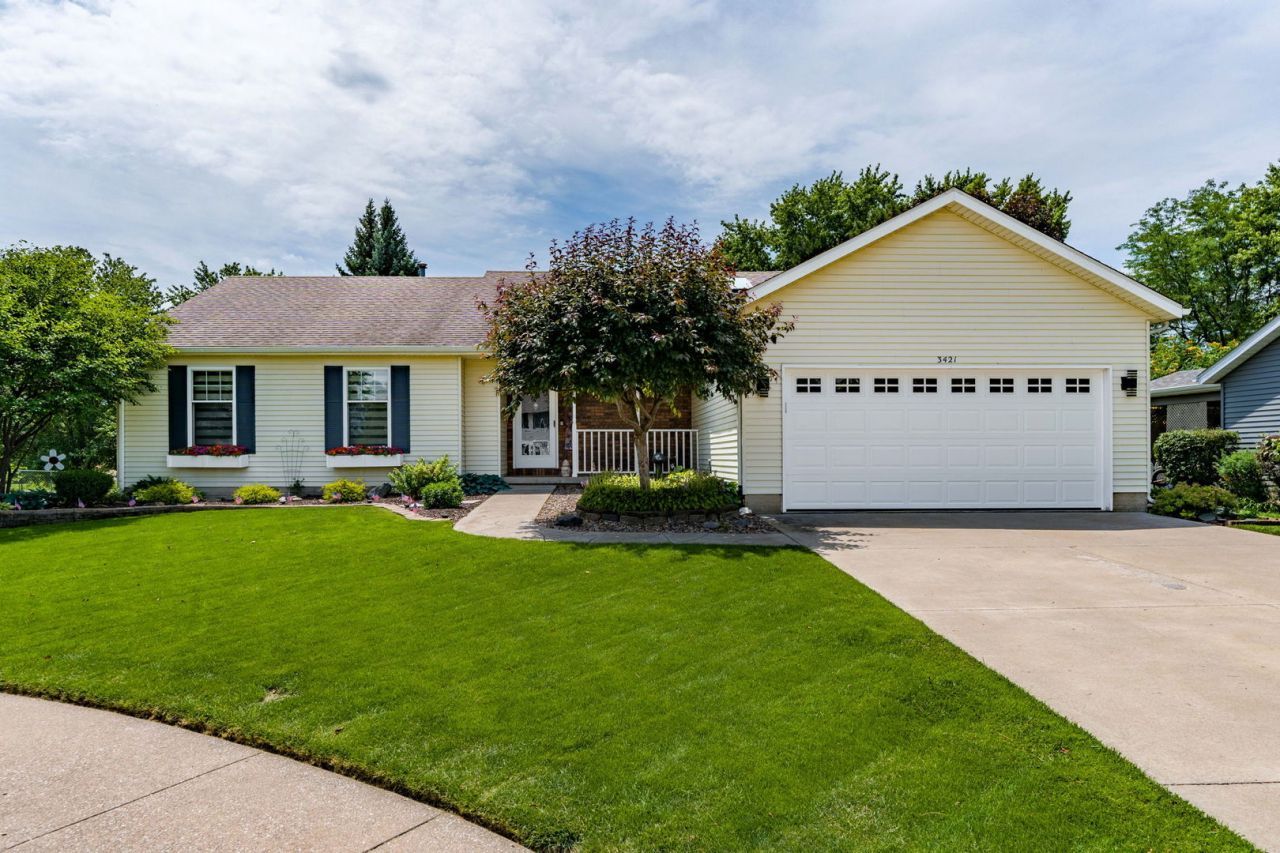 3421 Meadow Court, Bettendorf, IA 52722 Main Photo