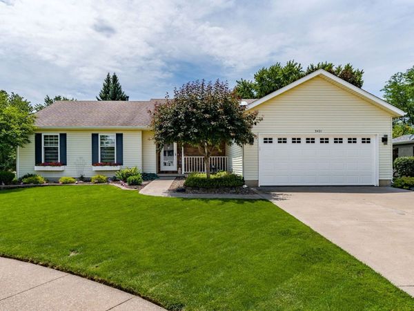 3421 Meadow Court , Bettendorf, IA 52722