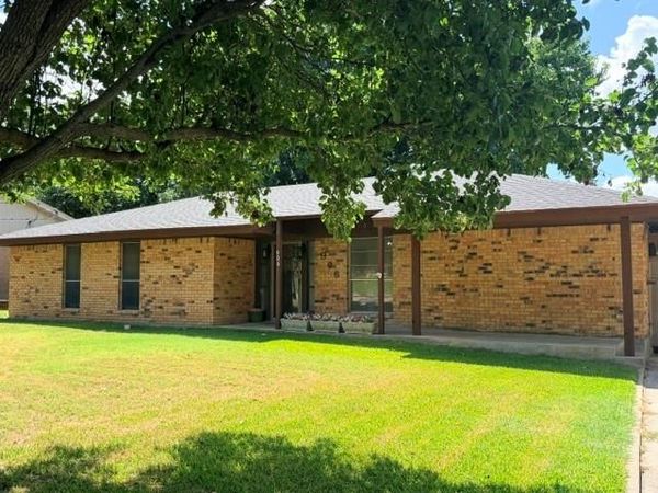906 Zahara Street, Bowie, TX 76230