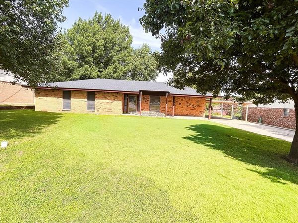 906 Zahara Street , Bowie, TX 76230