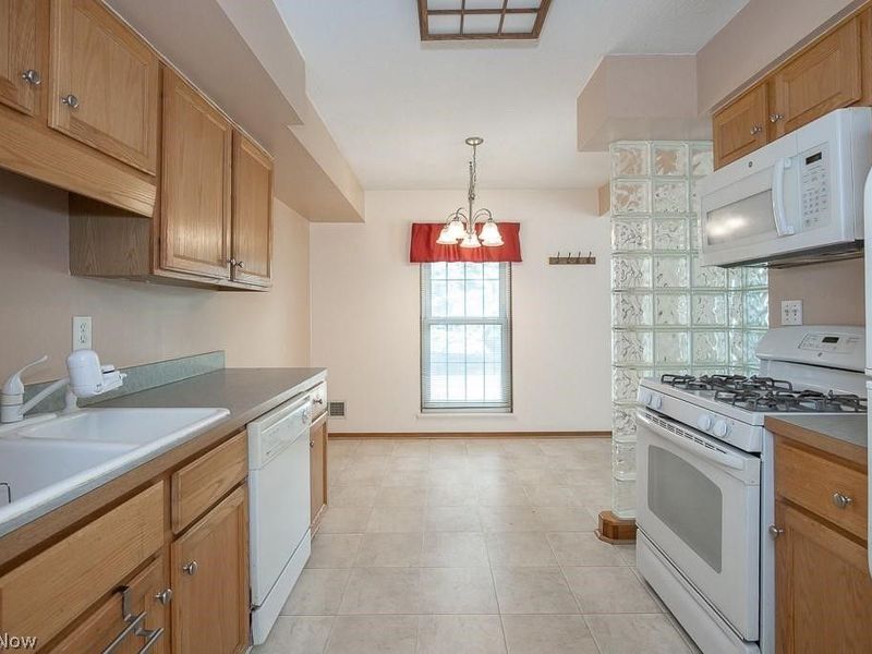 20325 Williamsburg Court, Unit 310B, Middleburg Heights, OH 44130 Photo 4