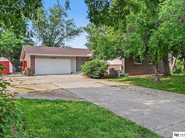 2327 S Canterbury Lane, Lincoln, NE 68512