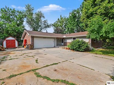 2327 S Canterbury Lane, Lincoln, NE 68512