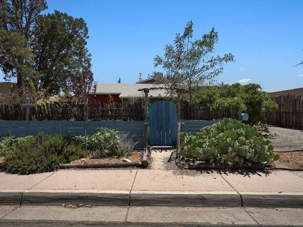 806 Delamar Avenue NW, Albuquerque, NM 87107