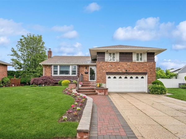 952 Roxbury Drive , Westbury, NY 11590