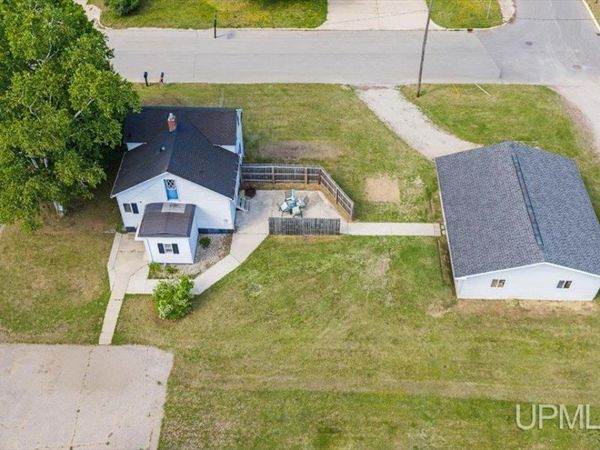 1611 10th Ave N Avenue, Escanaba, MI 49829