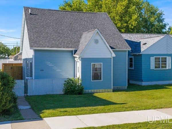 1720 S 8th Avenue, Escanaba, MI 48929