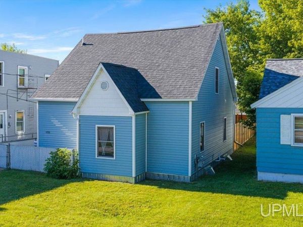 1720 S 8th Avenue, Escanaba, MI 48929