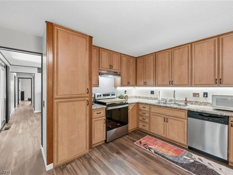 9893 Plum Brook Lane, Strongsville, OH 44149 Photo 4