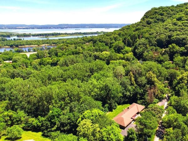 47060 Queens Cove Circle, La Crescent, MN 55947