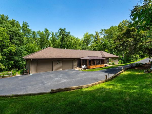 47060 Queens Cove Circle, La Crescent, MN 55947