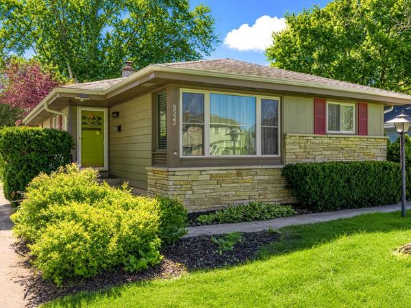 5522 N Mohawk AVENUE, Glendale, WI 53217