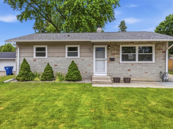 733 9th STREET, Grafton, WI 53024