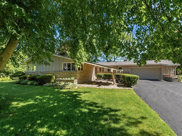 8909 N Maitland ROAD, Bayside, WI 53217