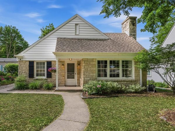 215 W Saveland AVENUE, Milwaukee, WI 53207