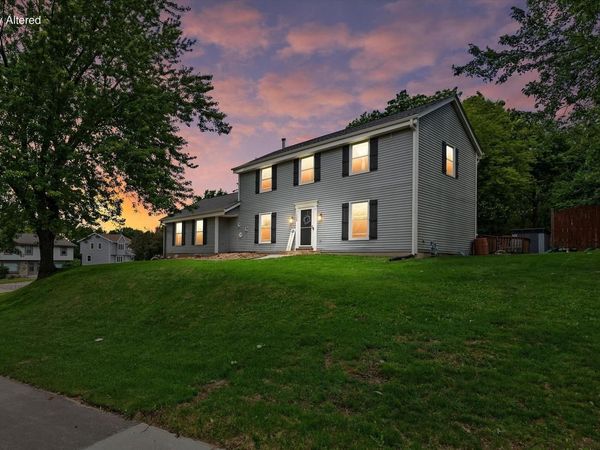 1028 S Imperial DRIVE, Hartland, WI 53029