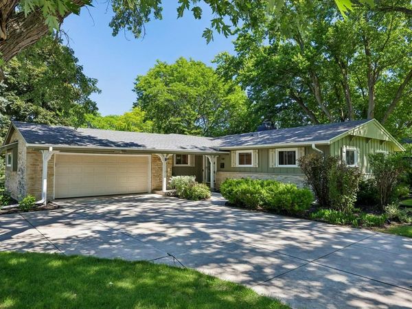 601 W Grand AVENUE, Thiensville, WI 53092
