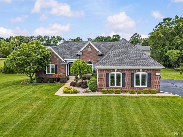 1131 Thorn Ridge Drive, Hartland Twp, MI 48843