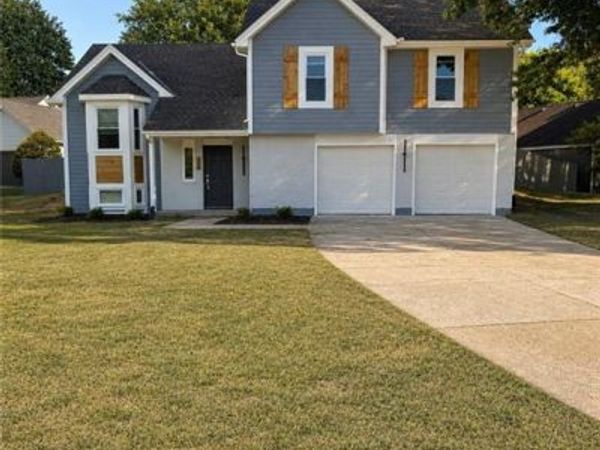 412 Deerfield Court, Lee's Summit, MO 64086