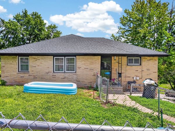 3903 Oakshire Road, Des Moines, IA 50310