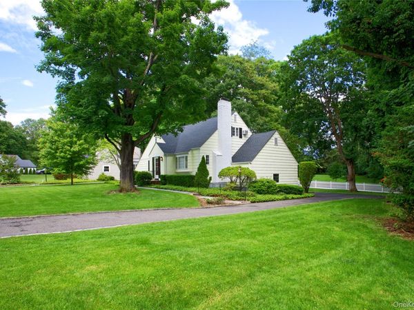 18 Old Farm Road , East Hills, NY 11577