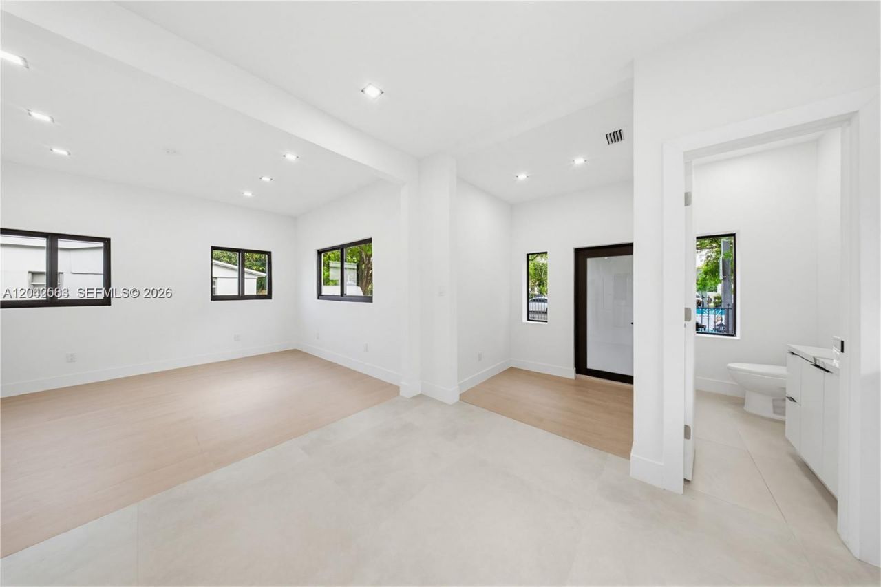 1021 NW 48th St , Miami, FL 33127 Photo